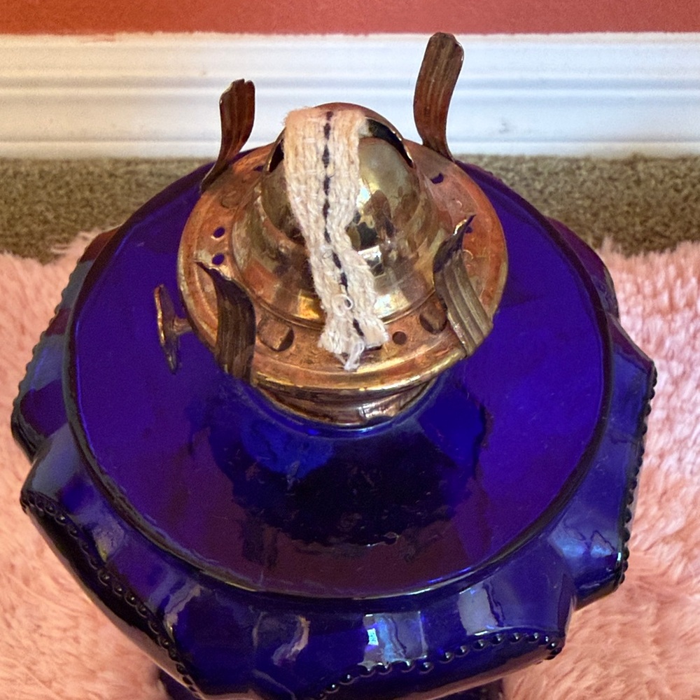 Pair of Antique Findlay Cobalt Blue Beaded Queen of Hearts Glass Oil lamps. - Picture 5 of 7